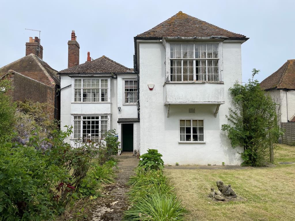 Lot: 63 - FIVE-BEDROOM PERIOD PROPERTY FOR REFURBUSHMENT ON SITE WITH POTENTIAL - Rear of house showing bay windows